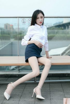 [YMS] Vol.023 La modella Yi Ming OL scatta foto di bellissime gambe mentre riposa sulla terrazza[58P]