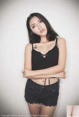 La giovane modella di bella bellezza Li Xiyao seduce in pantaloncini di jeans e biancheria intima (44P)