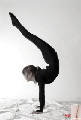 La ragazza si è tolta i vestiti e non sapeva se stava facendo ginnastica o yoga – Yijia (LiTu100) (162P)