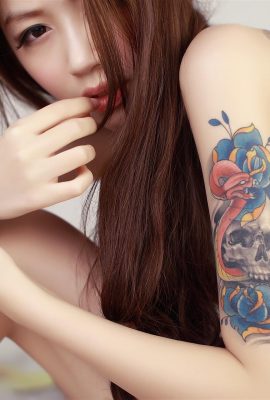 Ragazza taiwanese super sexy e tatuata ~ Il bellissimo corpo nudo si profila all’orizzonte (20P)