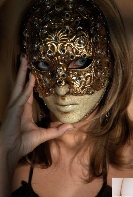 Viki con una maschera veneziana (40P)
