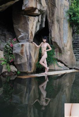 La modella di bellezza dai capelli lunghi Lian'er si è spogliata nuda e ha scattato con coraggio foto private del suo corpo in un punto panoramico (87P)