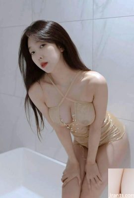 La bellezza coreana Shanny si bagna e seduce in bagno (32P)