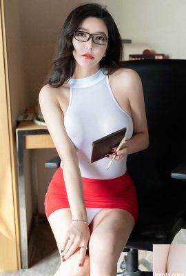 L'affascinante segretaria Xinyan con il seno grande e il culo grasso è molto seducente posando e posando (41P)