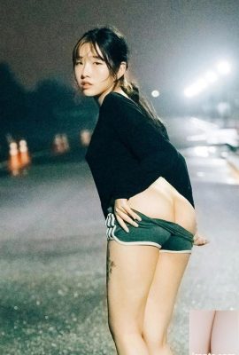 La bellezza coreana SonSon esposta per strada a tarda notte (36P)