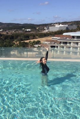 Bella ragazza coreana mostra il suo corpo perfetto in piscina (30P)