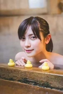 La bella ragazza dalla pelle chiara e lattiginosa che indossa un asciugamano da bagno azzurro, Momotsuki Nana, fa un bagno termale (21P)