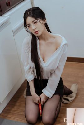 Purm bellezza coreana, occhiali, camicia bianca, calze nere, tentazione (32P)