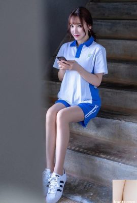 La studentessa Zhou Yuxi giocava segretamente con il suo cellulare ed è stata disciplinata dall'insegnante Yin Fei (49P)