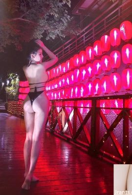 La modella hot Huo Xuan lavora come cuoca in pantaloni cortissimi ed espone le sue natiche mentre cucina (27P)