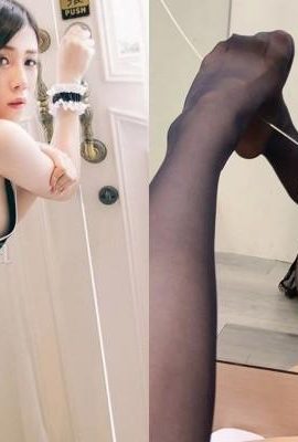 La bellissima fidanzata E-cup “Ji Bao” indossa calze nere e allarga le gambe davanti allo specchio, prospettiva super malvagia (44P)