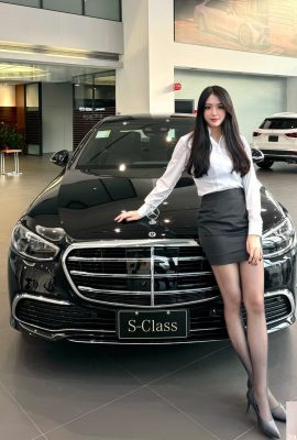 Bellissima venditrice di auto(18P)