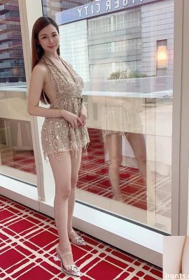 La bellissima ragazza Xue Erlin indossa un bikini nella piscina dell'hotel e si libera, i suoi bellissimi seni sono pronti a uscire (38P)