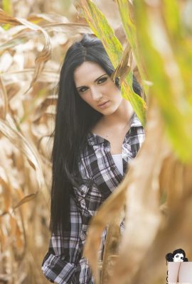(Suicide Girls) Grim Danielz – Chi ha bisogno di grucce quando hai un campo di grano