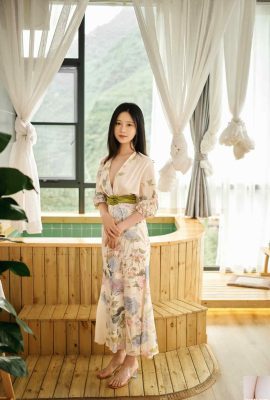 Bella donna in abiti giapponesi con bellissimi seni