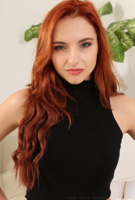 La modella con i capelli ondulati rossi Sophia Blake si spoglia e posa in collant trasparenti (20P)