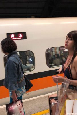 Mentre viaggiavo sul treno ad alta velocità, sono rimasto sorpreso nel vedere che la ragazza di fronte a me era così sexy… le sue tette laterali erano OP!  (9P)
