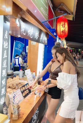 Le belle ragazze tettone “Xiancaier&Lara囍” al mercato notturno di Shilin si sono chinate per pescare pesci rossi e hanno attirato l'attenzione della folla! “Prospettiva low-cut” super accattivante (20P)