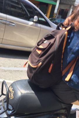 La ragazza motociclista che non riesce a strapparsi i capelli (15P)