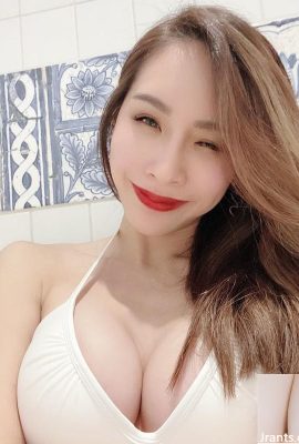 17 La conduttrice Joyce Qiaoqiao si fa un selfie bollente prima di andare in bagno con le sue palle carnose pronte a uscire, super sexy (15P)