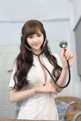 L'infermiera più bella “Elle” ha un fisico da estasi insopportabile… È così sexy in bikini (10P)