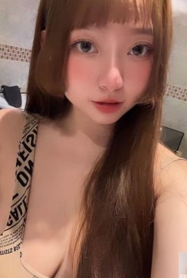 La bella ragazza “Zhan Zhuzhu” ha un seno paffuto che mette in mostra il suo seno pieno, il che è spettacolare (10P)