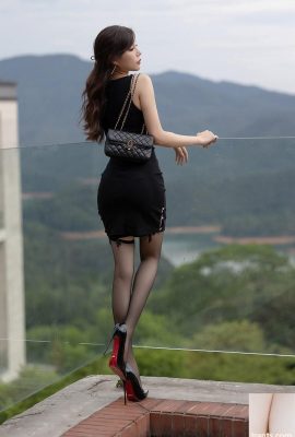 Le bellissime gambe della dea Zhizhi Booty in calze nere sono semicoperte e molto attraenti (60P)