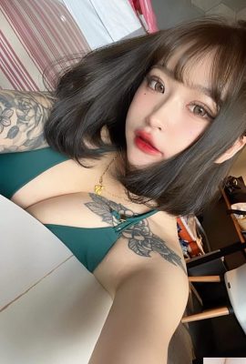 Con un viso fresco e dolce e uno squisito tatuaggio con una rosa, questa bellezza emana un fascino unico e un temperamento morbido (Tiantian IGtianwanyu_)