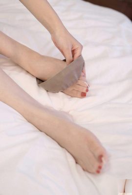 Le calze grigie carnose e ultrasottili di Lavinia, le gambe carnose, la lingerie sexy, il corpo ad alta definizione (18P)