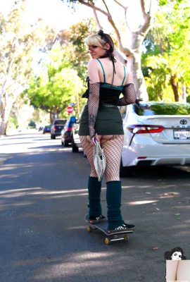 (Suicide Girls) 22 agosto 2024 – Sophiistar – Era una ragazza Sk8er (49P)