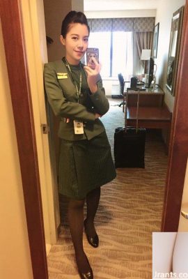 L'hostess Amber Ku (16P) ha una bella figura che non può essere nascosta nemmeno nell'uniforme da hostess “Evergreen Suitang” ha il temperamento