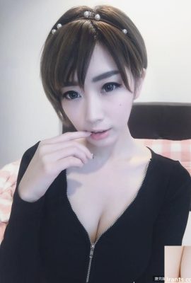 La sexy Chen Qianjing con il seno piccolo esposto (10P)