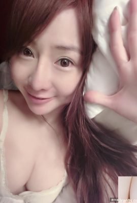 Ragazza sexy Madou~T in 34D (Tiffany Chen)~indossa solo mutandine e cuscino (40P)