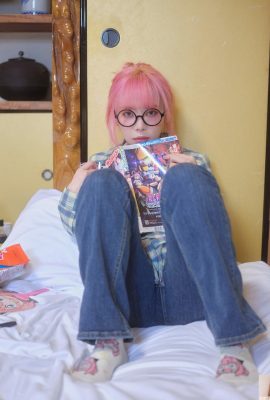 Dopo che il nerd si è tolto i vestiti, è anche carino e delizioso (82P)