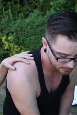 La mia ragazza è troppo astratta, si rompe, ha costretto il suo ragazzo a venire per fermare la rottura