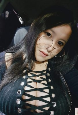 Mikyo, una grande ragazza del seno grande che una volta ha causato una sensazione su Facebook (5p)