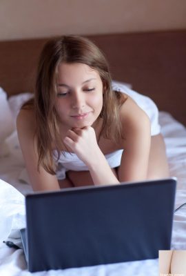 La ragazza affascinante Nikia che mostra i suoi capezzoli gonfi e il manto rasato nella sua camera da letto (20p)