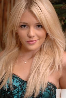 Teen Amateur Holly espone le sue tette e allarga il suo muff rosa (21p)