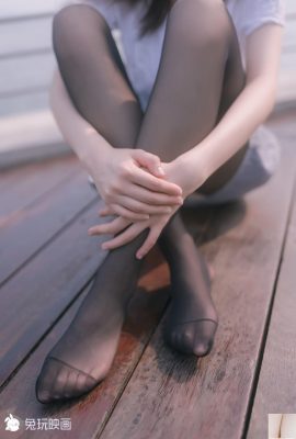 (Rabbit che suona il libro)- dita rivelate da calze nere sotto la gonna della ragazza (42p)
