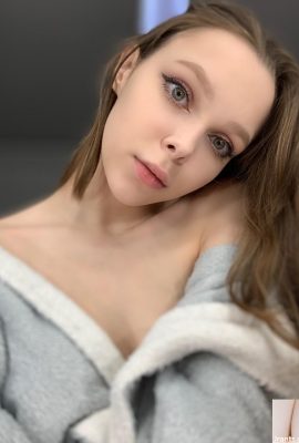 Model solofans piuttosto che Little Kitty sfoggia i suoi buchi e le tette in un assolo (20p)