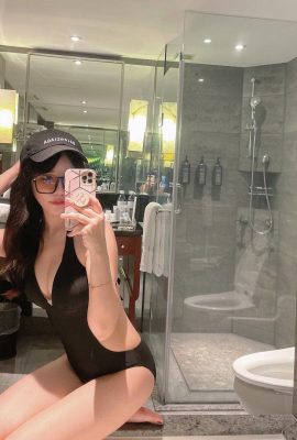 Ragazza “Tingyin” dai capelli lunghi e belli con outfit a basso taglio fa sembrare calda i netizen (25p)