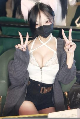 La ragazza “Rain Fox Yuhuhu” accanto ha grandi occhi e piena di elettricità (24p)