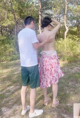 La ragazza canaglia è esposta all'aperto