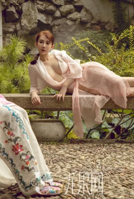 Su Xiaoman e Fang Zixuan “White Moonlight” (64p)
