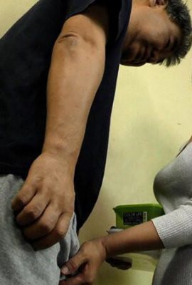 Una donna matura frustrata seduce il suo vicino con vestiti che enfatizzano il suo seno e ha un sesso osceno e osceno con una donna oscena! (20p)