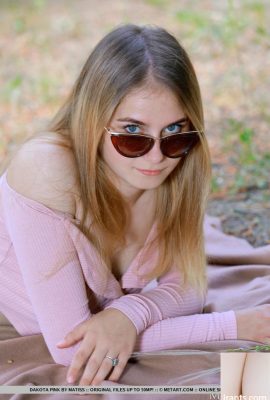 Bella adolescente Dakota Pink mette il suo grande corpo libero da abbigliamento all'aria aperta (18p)