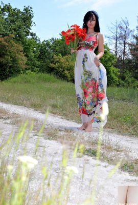Ragazza glamour Melani una strisce in natura bella e posa nuda (21p)