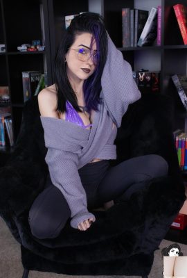 (Suicide Girls) 17 aprile 2025 – Emokittenxoxo – Pop of Purple (60p)