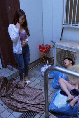 (Hatano Yui) Una donna che riprende e tiene un uomo Hatano Yui (20p)