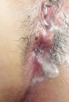 I due zii raccolsero la giovane donna e la scopavano mentre la toccavano. Dopo il cazzo, si sono a turno leccando i loro cazzi puliti (12p)
